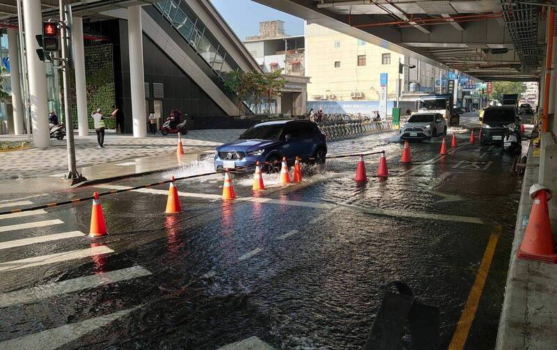 水公司岡山捷運站下方管線修漏一度積水