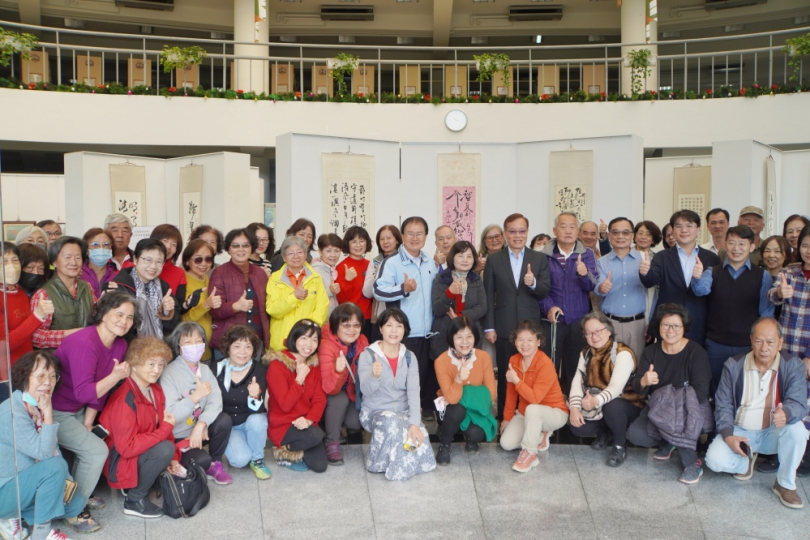 大葉長青大學學員在圖書館一樓大廳舉辦「秀彩溢筆、舞墨逸生」書畫聯展。（照片大葉提供）