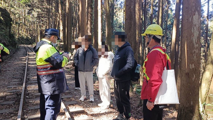 罰不怕  5名遊客貪圖方便違規行走二萬坪車站附近軌道 阿里山鐵路依法裁罰