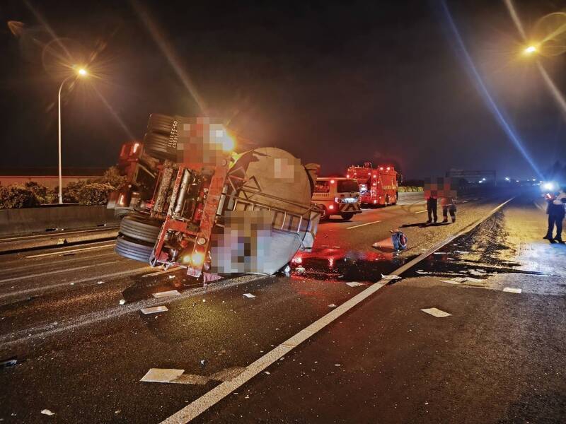 國1路竹交流道清晨2車禍波及14車釀2死5傷