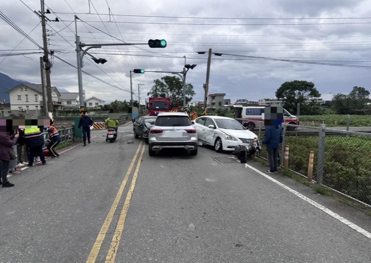 闖紅燈｜連環撞，3車毀、2人傷，吉安警究責！