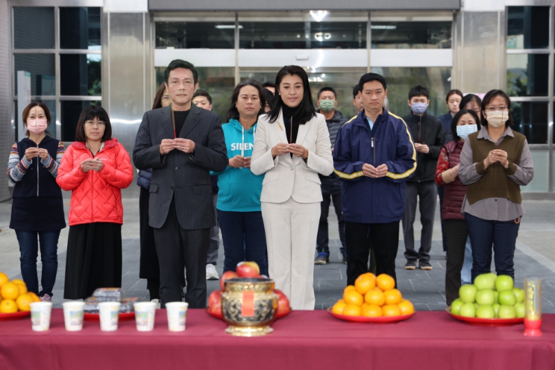 縣府歲末尾牙祭典 許縣長祈願人、事平安順利