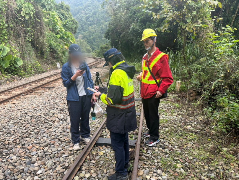 貪圖方便又危險 又見民眾行走阿里山鐵路樟腦寮車站至獨立山車站區段  林鐵處會同竹崎警取締