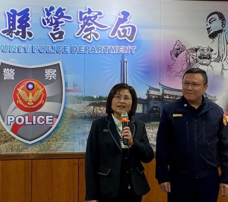 彰化郵警攜手召開「防詐記者會」，彰化中央路郵局經理王淑真分享阻詐經驗和注意事項。（照片郵局提供）