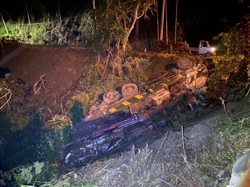 大貨車衝撞護欄後翻落山坡｜瑞穗北回歸線前大彎道，車毀人傷！