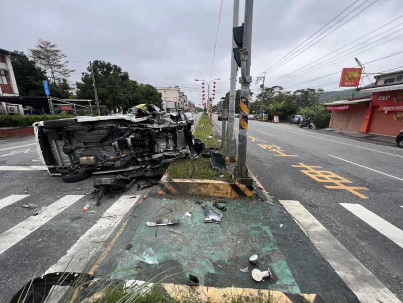 車毀2傷｜廂型車壽豐撞上行人庇護島後翻覆