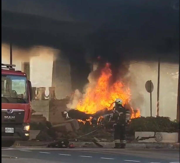 高雄賓士車撞橋下分隔島全面起火燃燒酒駕男逃出