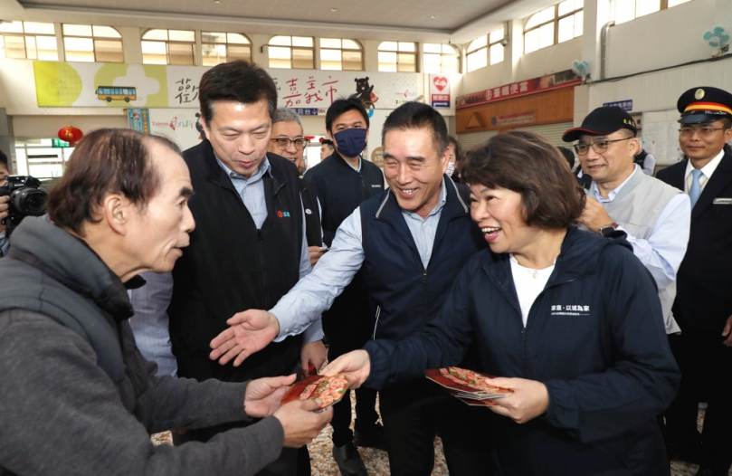 嘉義市政府確保春節疏運安全 市長黃敏惠視察火車站、先期轉運中心 發送小紅包祝大家新年快樂！