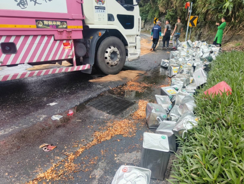 飛脫而出｜芭崎大彎道，曳引車把大量食用油桶甩在路邊，油漬漏滿地！