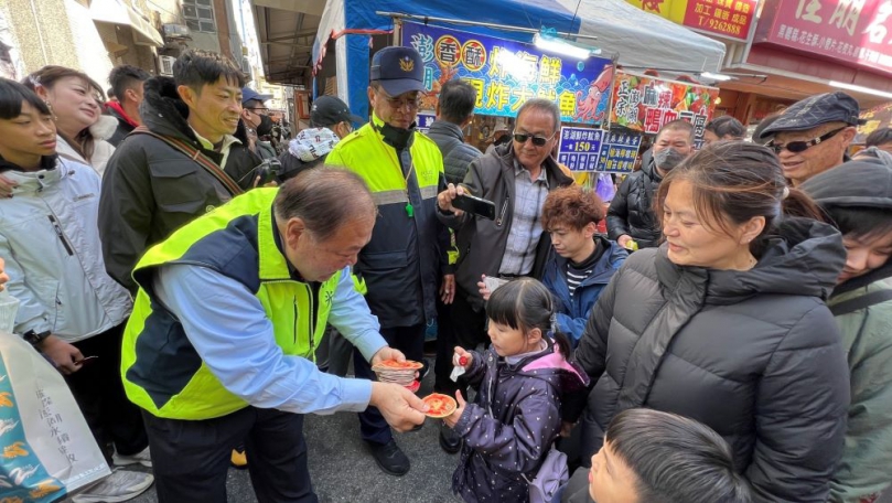 陳光復大年初一城隍廟春節一條街發福袋   拿到福袋的民眾都相當興奮，紛紛表示，能夠在新年第一天收到縣長的祝福，感到格外溫暖與開心。