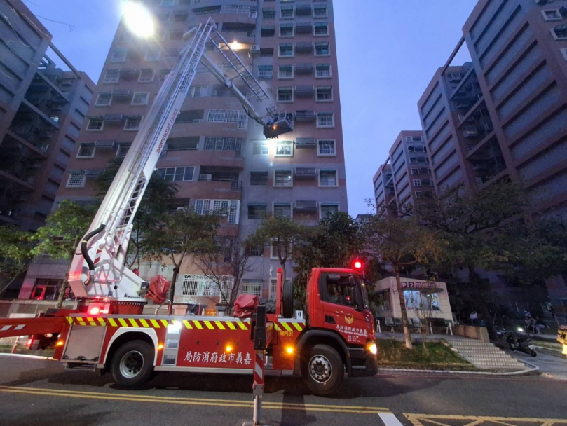 嘉義市經國新城眷村志昇街1棟住宅大樓6樓清晨火警  警消緊急疏散住戶  一人嗆傷送醫