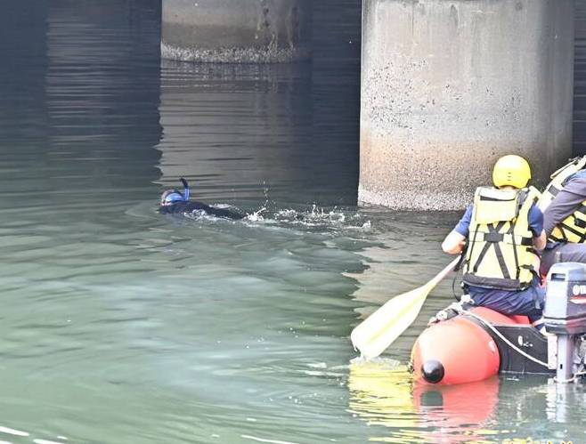 高雄殺人分屍案已撈獲近20屍塊河邊石塊上尋獲疑「乾燥人皮」