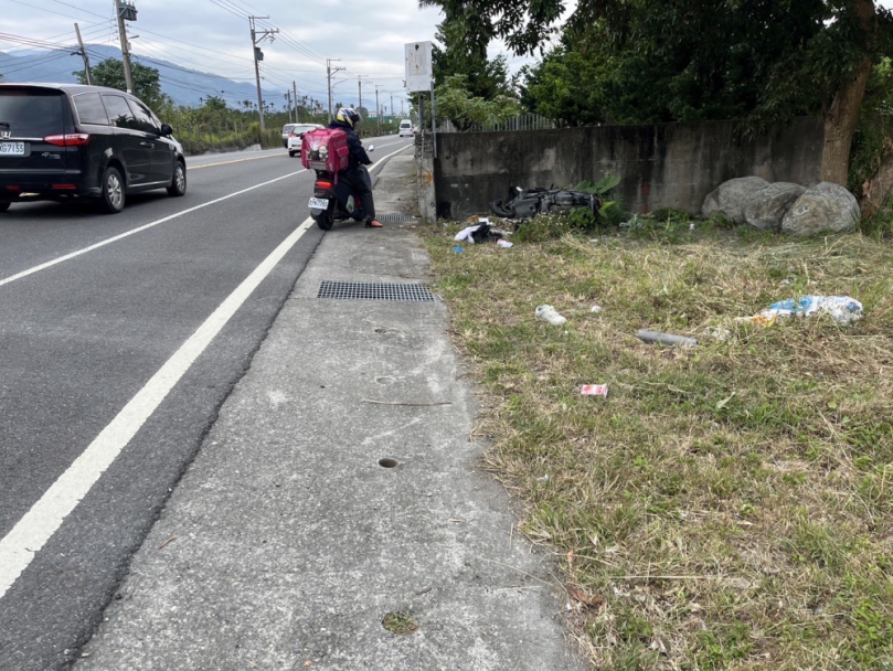 車毀人亡｜22歲大學生騎機車，卑南鄉賓朗路，偏離車道撞擊路邊圍牆！