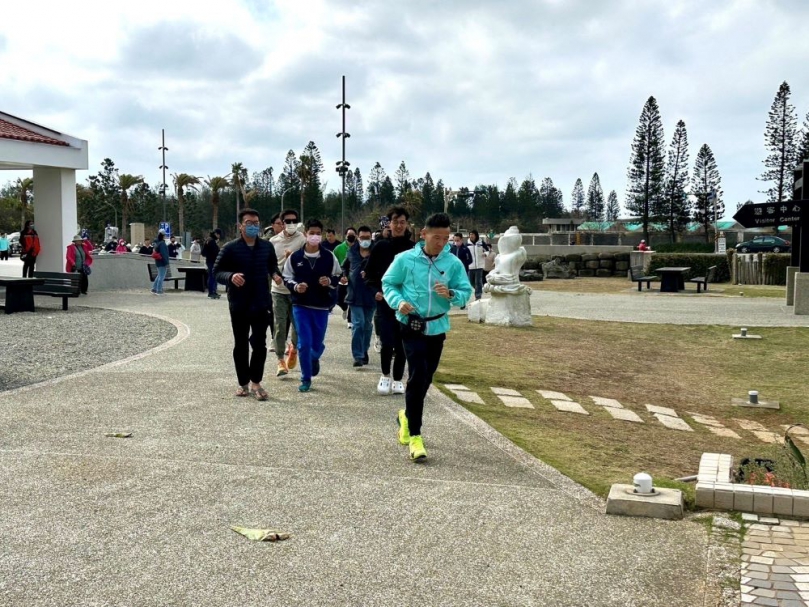 延續澎湖路跑熱潮！「運動大師」講座助力跑友突破自我  活動共吸引近百位跑步愛好者參與，學員們全神貫注聆聽，積極與教練互動，氣氛熱烈。蘇教練以自身豐富的比賽經驗，講解如何透過科學化訓練與適當調整跑姿，提升跑步效率並減少受傷機率，讓跑友在訓練與比賽中更有信心。