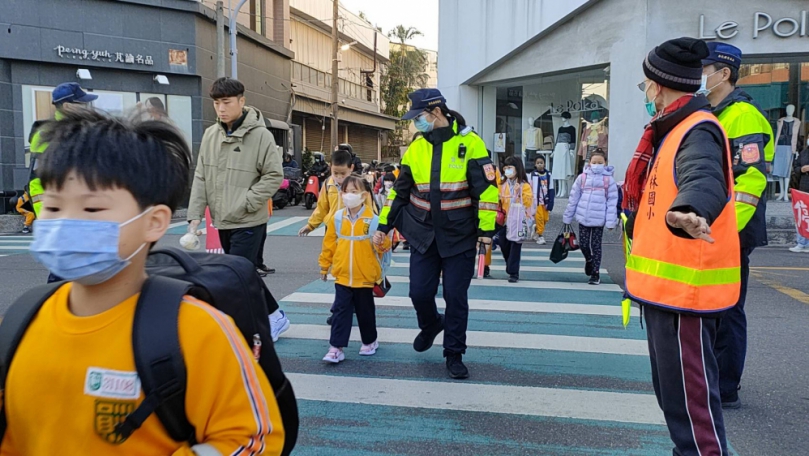 國小開學，員林分局警察到校門口護童。（照片分局提供）