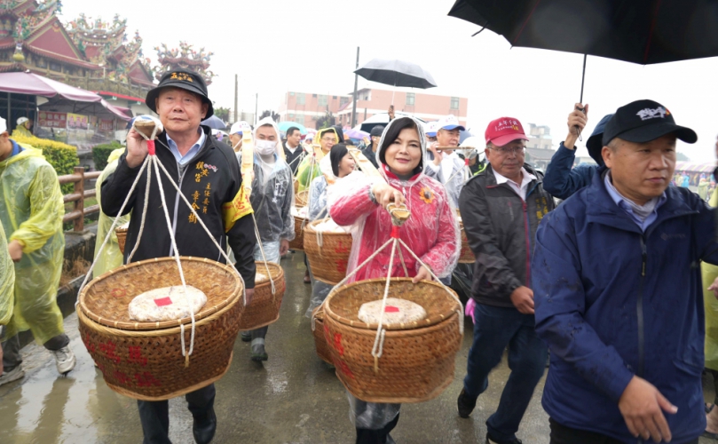 雲林馬鳴山鎮安宮遶境吃飯擔萬人冒雨齊聚呷平安 傳承發揚五年千歲信仰民俗文化〜