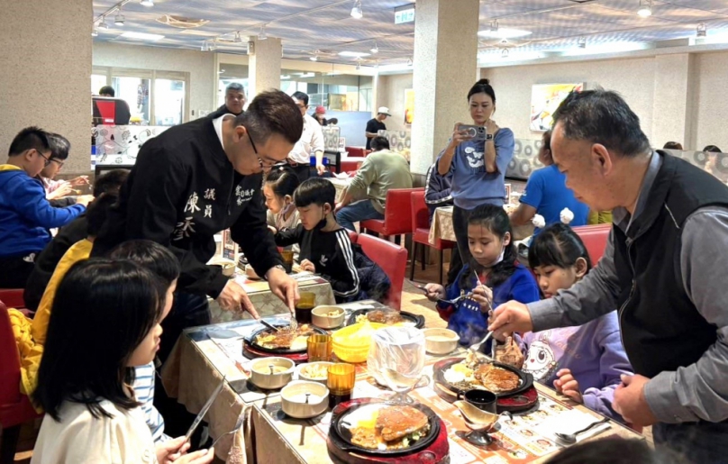 雲林縣斗六市鎮西國小新春送暖 舉辦「溫馨寶貝團圓餐」 傳遞愛與關懷〜