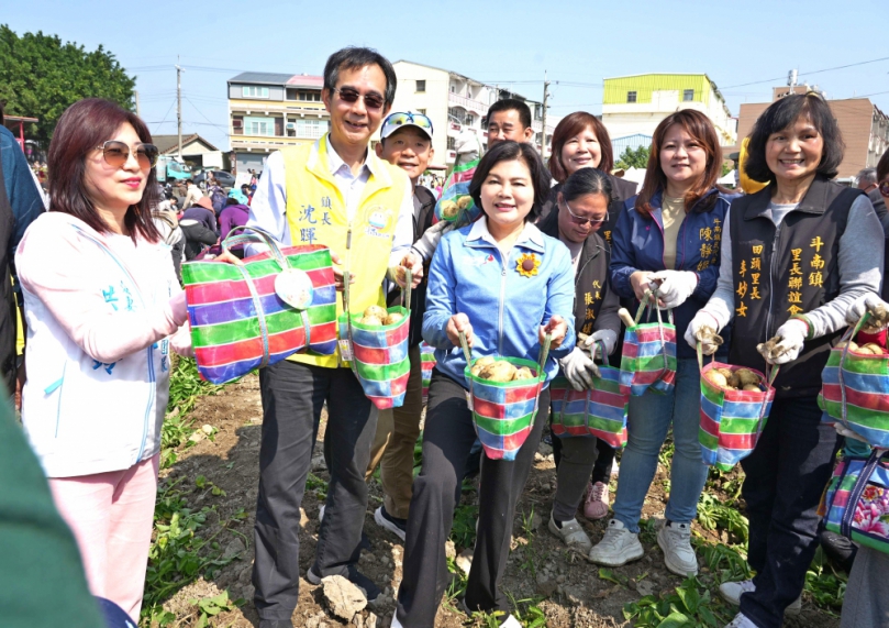 雲林縣長張麗善等人與民眾體驗挖馬鈴薯 落實「食農教育」行銷農特產品〜