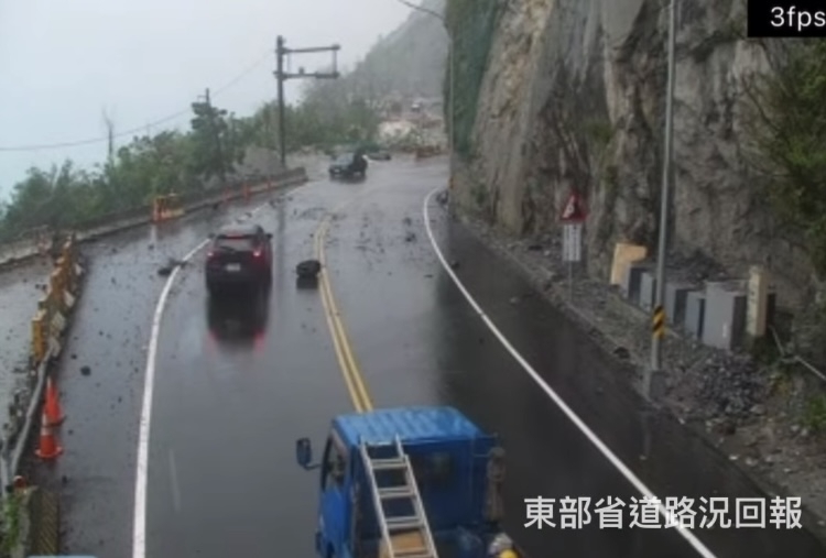 大石小石落下來｜匯德隧道前雙向車道落石，陰雨連綿，往來人車請多加注意安全！