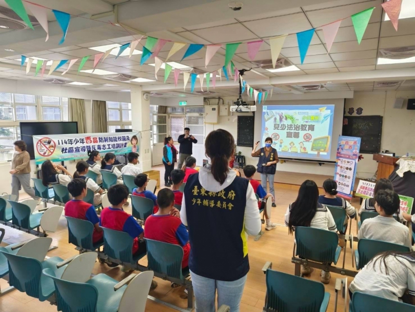 前進原鄉｜臺東縣警察局少年警察隊結合臺東縣政府少年輔導委員會，至桃源國中入校反毒、反詐騙宣導！