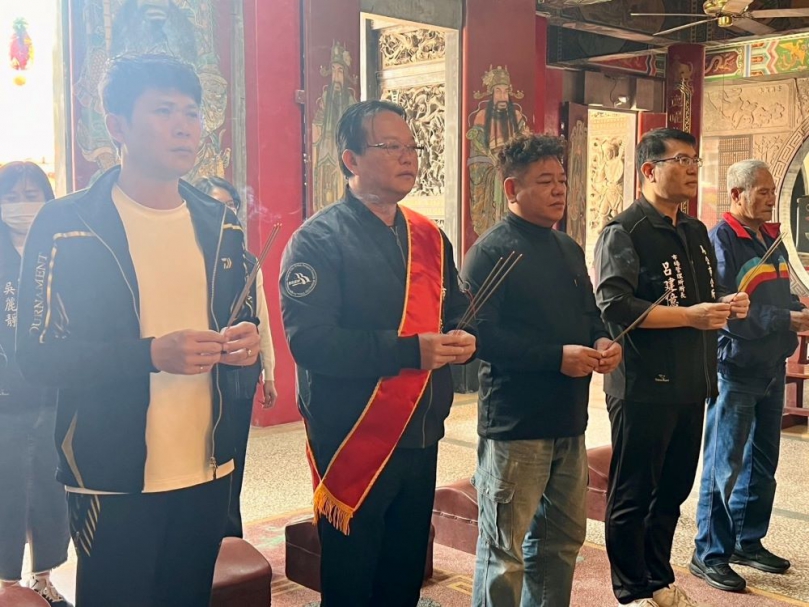 第十屆大和盃磯釣邀請賽3月21日開戰  馬公市長黃健忠率團祈福  祝願賽事順利  馬公市長黃健忠3/20日率領市政團隊，會同主辦單位大和事業股份有限公司業務課長朱哲毅、公司顧問兼裁判長劉耿顯及裁判李威霆，前往白沙鄉大赤崁龍德宮舉行祈福儀式，誠心祈願風調雨順、比賽圓滿成功。由龍德宮主任委員柯少嵐代表接待，場面莊重肅穆。