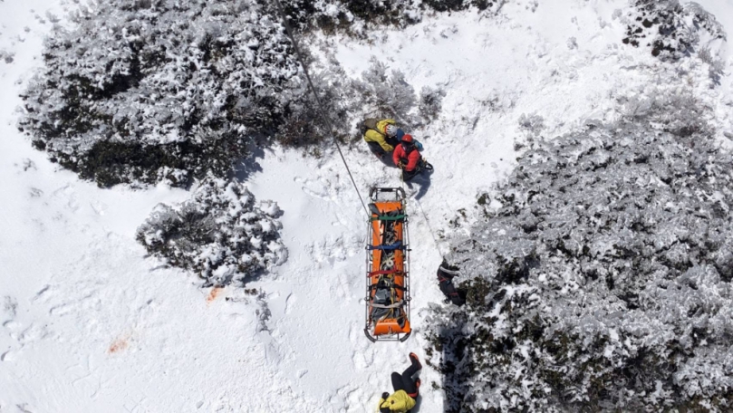 積雪難融、搬運困難｜磐石西峰山域，58歲罹難山友遺體和8名搜救人員，全數搭直升機撤離！