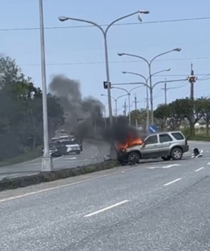 火燒車｜壽豐鄉台11丙線溪口段，休旅車撞上分隔島再撞斷號誌桿後起火，駕駛順利逃生！