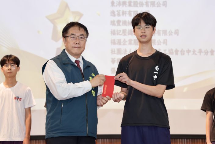 台灣武廟志工協會頒發114年度獎助學金 鼓勵學子勇敢逐夢