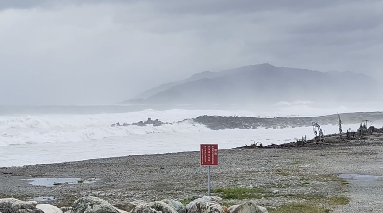 楊柳侵襲｜花蓮港海堤，驚濤駭浪！