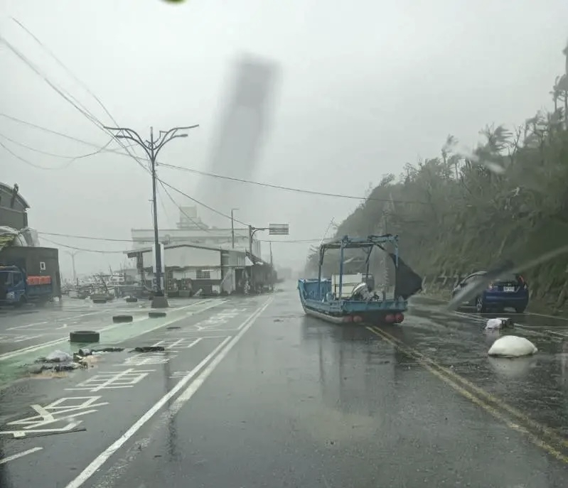 陸上行舟｜楊柳發威，富岡漁港膠筏被吹到馬路上！