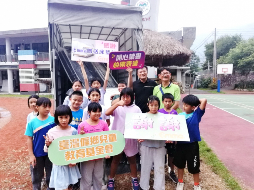 送愛到阿里山  Emma公司把床墊送上山