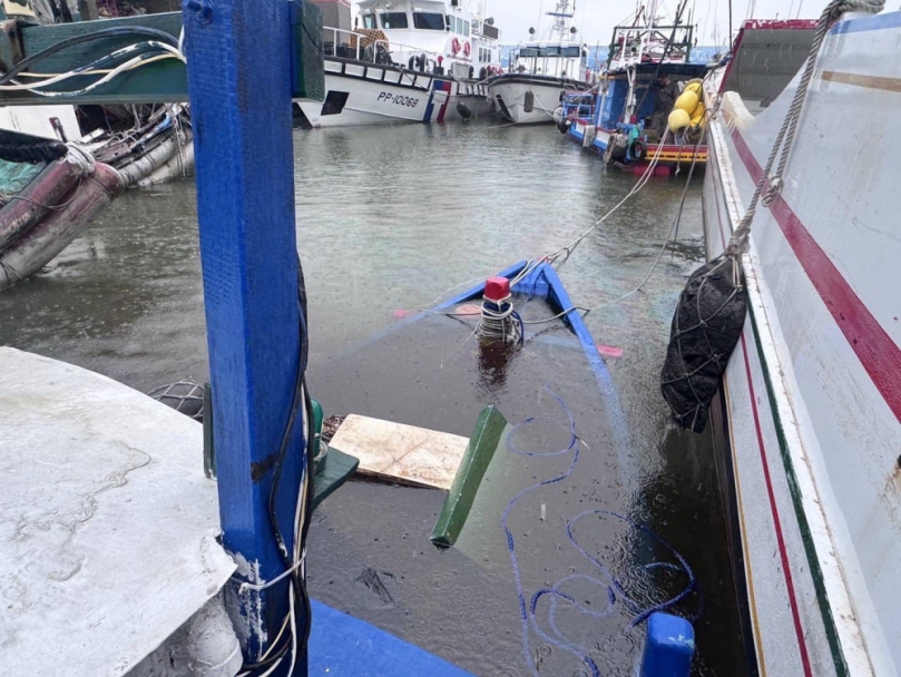 漁船半沉｜臺東富岡漁港，海巡即時控制漏油油污。