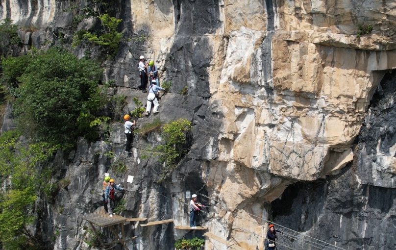 貴州黔西南風光系列四 探秘方麥斯安龍山地 兩岸媒體人體驗攀岩