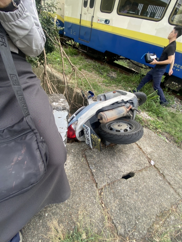 命大 驚險一瞬間  60歲婦恍神闖越阿里山火車平交道  撞斷遮斷桿擦撞栩悅號列車滑落水溝受傷