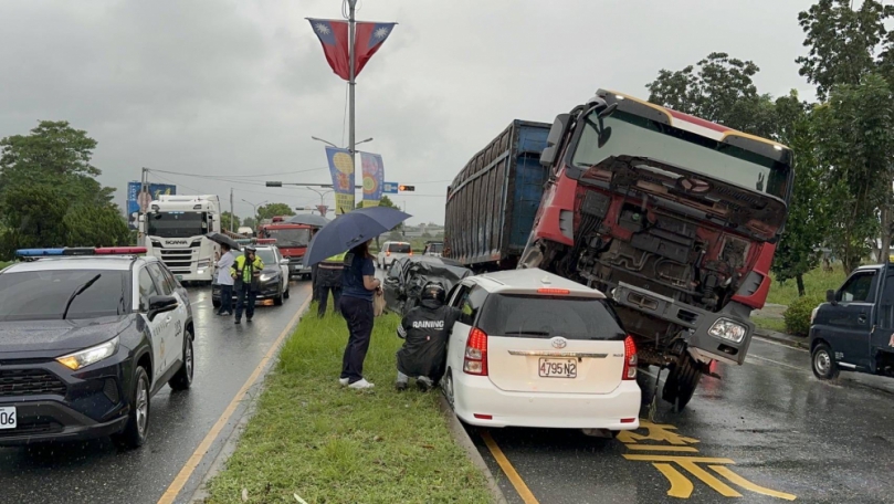 泰山壓頂|花蓮機場前臺九線轉彎處,南下高斗車衝到北上車道,連撞小車、車頭壓頂,3人受傷送醫!