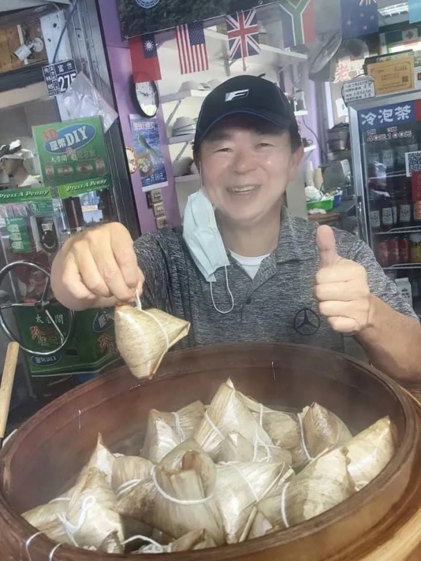 《東台灣美食篇》老孃的店|靠山吃山、靠海吃海,0403大地震前在太魯閣營業,用山景以廣招徠,大地震後遷至南濱重啟新頁,百年前登陸船隻海景老照片高高掛,生意興隆、一支獨秀!