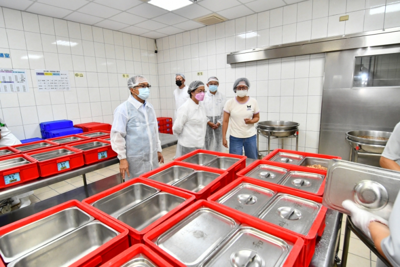 王縣長(左2)視察彰化泰和國小營養午餐。(照片縣府提供)