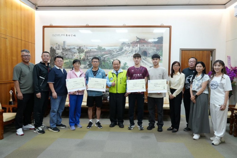 全國運澎湖羽球勇奪佳績 陳光復頒發超過55萬獎勵金表揚選手 114年全國運動會,澎湖縣羽球代表隊表現亮眼,勇奪多項佳績:男單選手王柏崴成功衛冕,完成二連霸壯舉;劉韋奇奪得男單第4名;女子雙打謝芷楹、謝紫庭獲第7名;男子雙打張瀞元、張瀞升拿下第8名;男子團體榮獲第8名