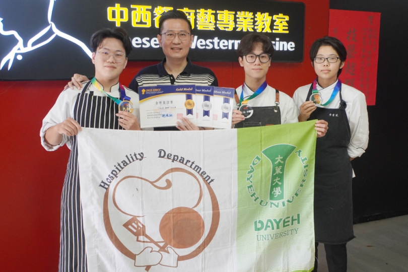 「明新盃」國際餐飲廚藝賽，大葉勇奪1金2銀佳績，右2和左1為兄弟檔。（照片大葉提供）