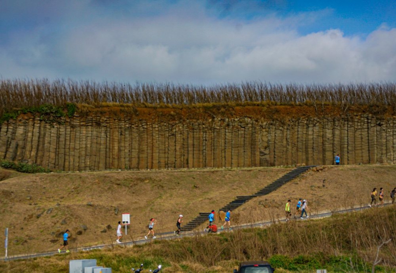 2025菊島澎湖跨海馬拉松11/2日早上開跑  從西嶼跑到馬公,沿途美景無限、海風吹拂,怎能少了最暖心的補給!今年主辦單位在賽道路線上,一樣有10站滿滿的在地風味補給,讓大家不只跑得遠,也吃得爽~  短里程的跑友也吃的到:西衛濱海站:腳踏車豆花、狀元糕…等;西衛小7:清蒸螃蟹、龍蝦沙拉法棍…等