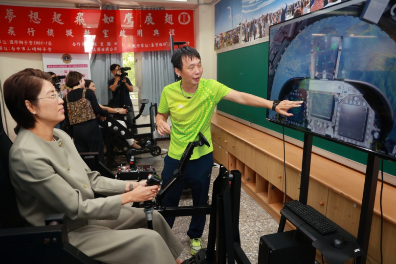 南投縣榮登數位學習績優徵選榜首! 許淑華縣長加碼埔里國中設飛行模擬教室