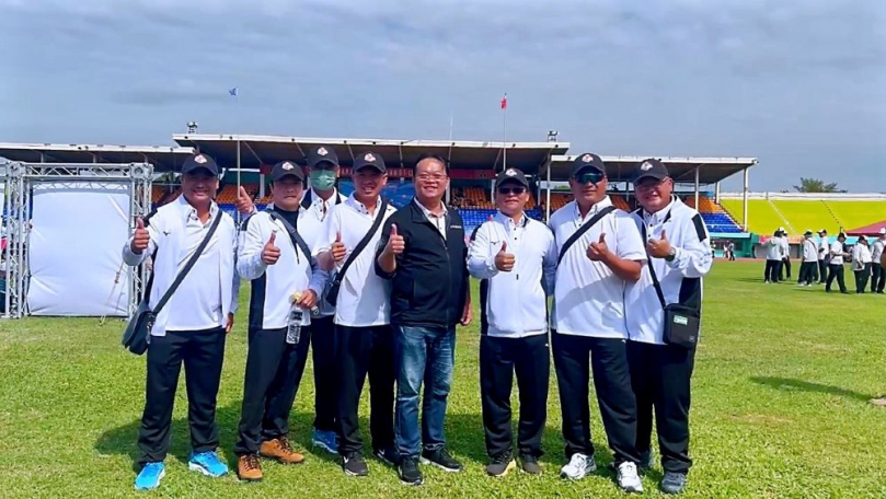 黃健忠市長赴苗栗為澎湖義消代表隊加油 現場勉勵展現離島韌性與專業精神 黃健忠並感謝消防局與義消總隊幹部長期投入培訓與輔導,讓離島義消得以持續提升技能、強化團隊合作。他強調,消防與義消的連結是城市安全的根基,馬公市公所將持續關注公共安全工作,與相關單位緊密協作,讓市民能在更安全、更有保障的生活環境中安心生活。