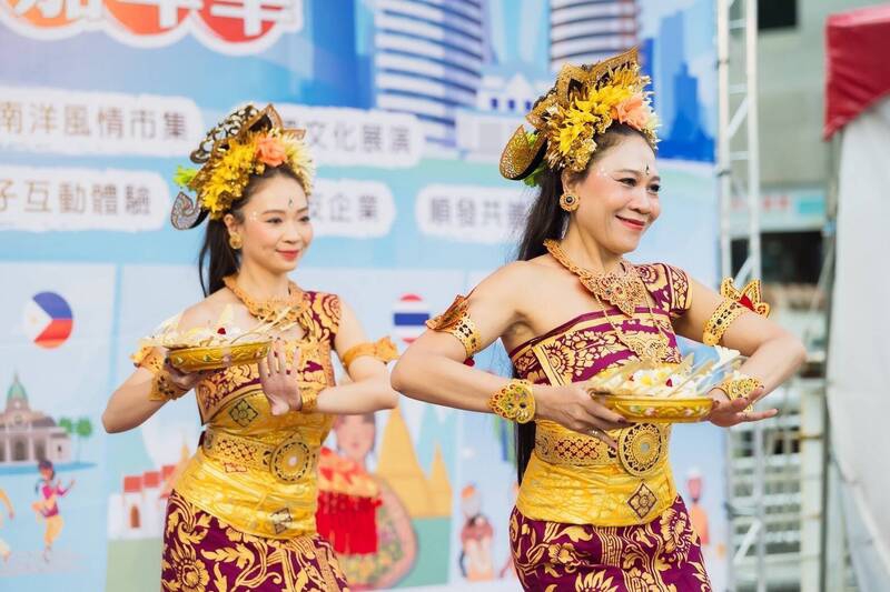 高雄南國嘉年華湧人潮