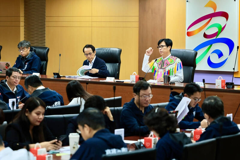 陳其邁穿阿美族「霞披」主持市政會議