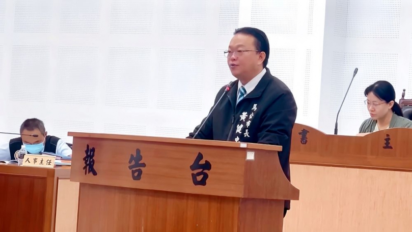 馬公市民代表會第12屆第6次定期會登場  黃健忠市長提出施政報告:務實施政、穩健前行 黃健忠強調,未來施政將以「基礎建設、民生服務、文化教育、永續治理」四大方向為主軸,繼續讓城市向前。他特別感謝代表會全體同仁長期以來的監督與支持,讓市政更貼近民意、施政更有效率。他說:「市政的成績不在報告裡,而在市民的生活裡。一條平整的道路、一盞亮著的路燈、一場讓孩子笑著參加的活動,都是我們最真實的成果。
