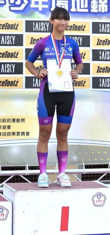 「全國自由車場地錦標賽」,田中高中獲5金2銀,游佩璇同學(如圖)包辦3面金牌、1面銀牌。(照片縣府提供)