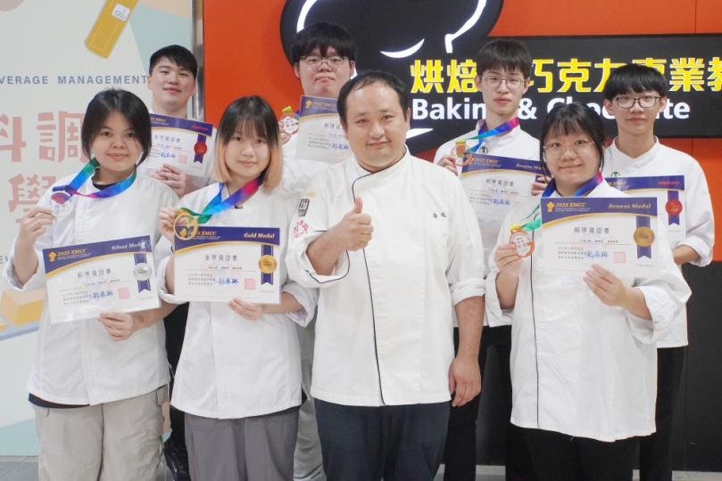 「明新盃國際餐飲廚藝模擬賽﹂,大葉獲1金1銀3銅2佳作佳績,前排左2為金牌選手葉蔚諭。(照片大葉提供)