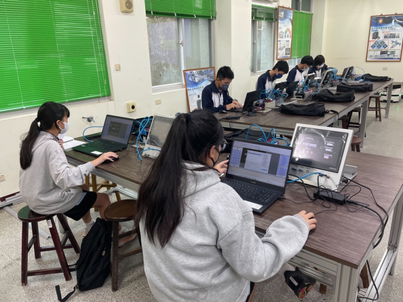 崇實高工電機科同學參加「歐姆龍」原廠認證檢定。（照片崇實提供）