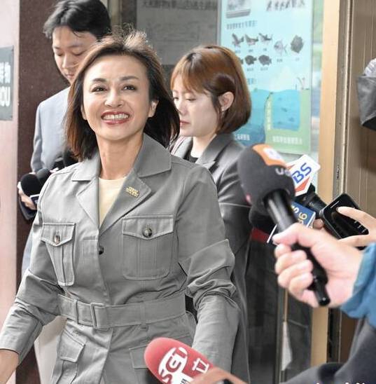 邱議瑩搶頭香登記高市長初選