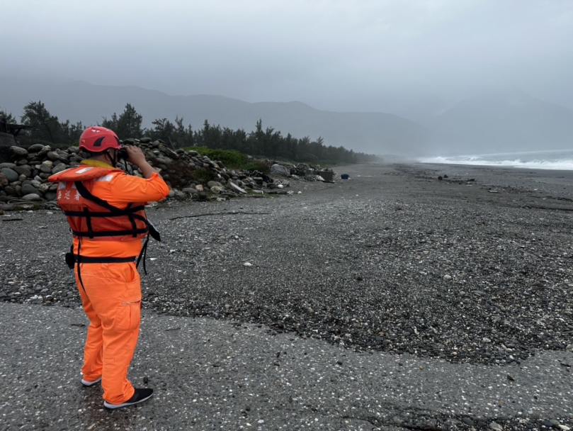 輕度颱風鳳凰來襲｜海巡呼籲民眾避免從事親海活動